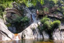 四川卧龙旅游攻略？四川卧龙山风景区？