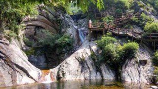 四川卧龙旅游攻略？四川卧龙山风景区？