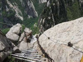 华山一年摔死多少人，华山一年有多少人坠崖