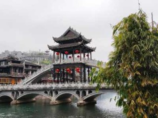 凤凰古城在哪个城市，凤凰古城在哪个城市哪个省份？