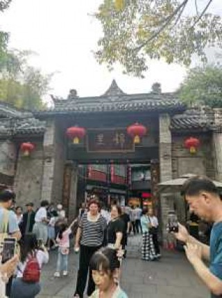 锦里和宽窄巷子哪个好玩，宽窄巷和锦里是一个地方吗