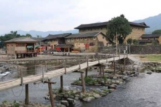 福建云水谣古镇在哪里，福建云水谣,因拍摄电影而改名,还保留了几十座土楼？