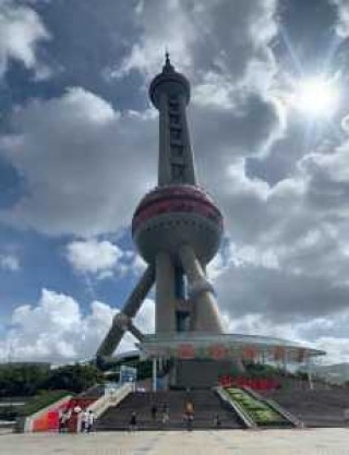 东方明珠塔门票多少钱，东方明珠塔门票多少钱一张老年人优惠吗？