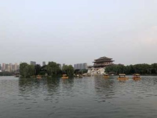 大唐芙蓉园游玩攻略，大唐芙蓉园游玩攻略和大唐不夜城是一个地方吗？