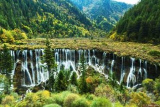 九寨沟特点简介，九寨沟特点介绍？