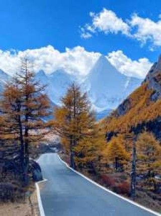 稻城亚丁在四川哪里，稻城亚丁在四川哪里地图